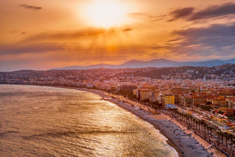 Nizza, meravigliosa anche al tramonto. Credits Dmitry Rukhlenko / Shutterstock