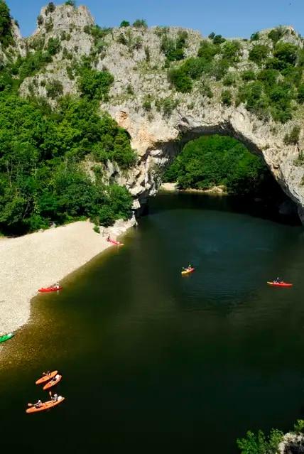 Auf der Wanderung entlang der Ardèche siehst du auch Kanuten.